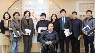 20181012 용인시의회 이은경·장정순·하연자·명지선 의원, 용인처인장애인복지관 관계자들과 간담회 진행.jpg