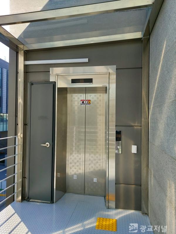 수지노인복지관에 설치된 엘리베이터 모습 (1).jpeg