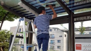 기흥구가 폭염 피해방지를 위해 지붕형 승강장에 열차단필름 설치하는 사업을 진행하고 있다..jpg
