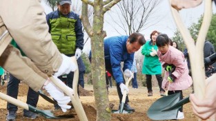 (1) 백군기 시장이 지난 2019년 영덕동 자은근린공원에서 기념식수하는 모습.JPG