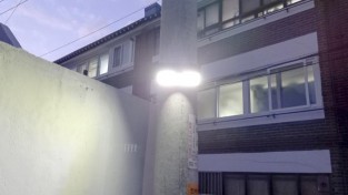 7-2. 유림동 행복마을관리소가 밤길 밝힐 LED반딧불이등을 설치했다..jpg